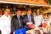 Der 16. Pulsnitzer Pfefferkuchenmarkt ist eröffnet: Ministerpräsident Kretschmer wird zum Pfefferkuchenverkäufer