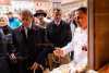 Der 16. Pulsnitzer Pfefferkuchenmarkt ist eröffnet: Ministerpräsident Kretschmer wird zum Pfefferkuchenverkäufer