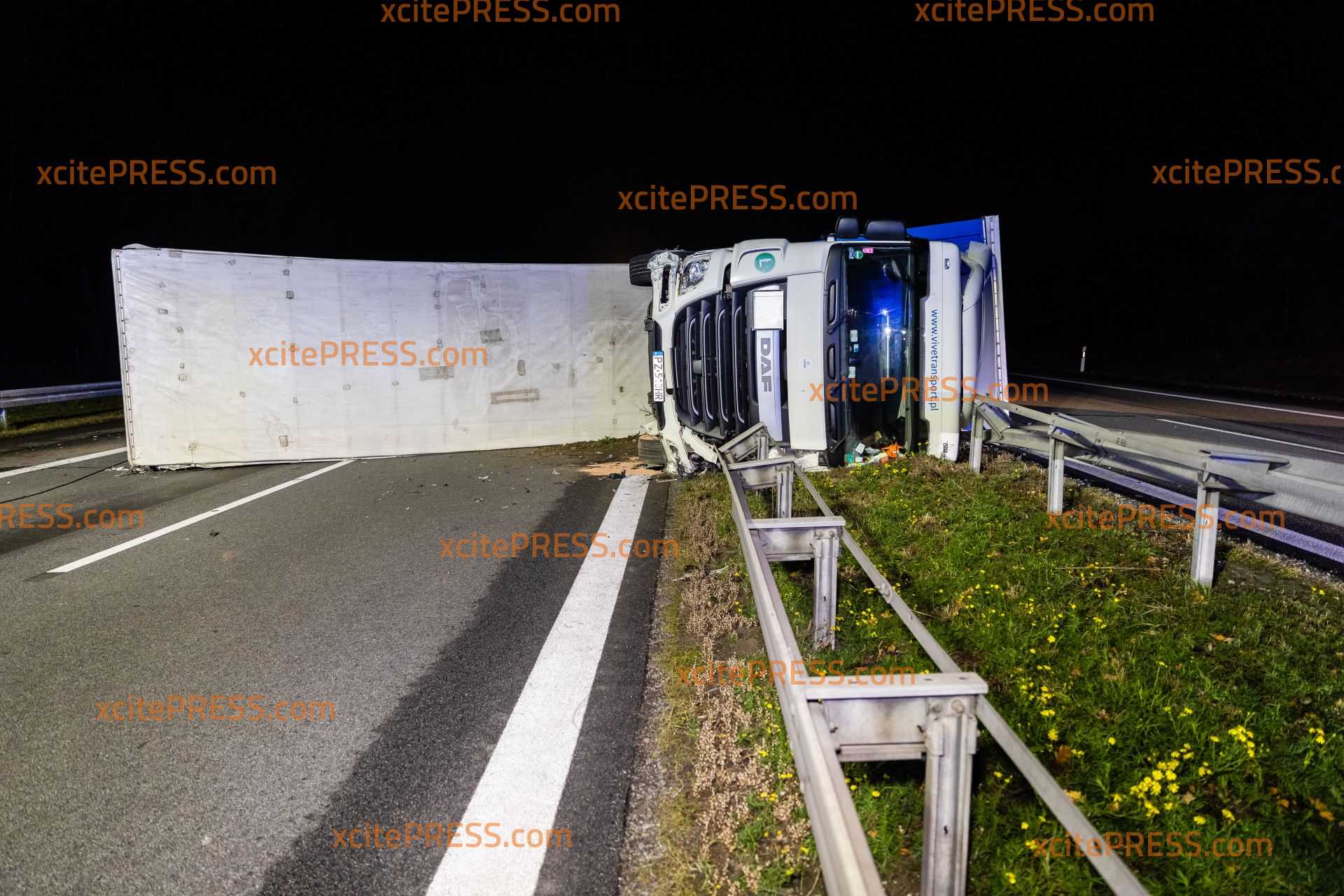 Unfallursache Müdigkeit! Trucker kippt auf Autobahn um: Fahrtrichtung Dresden im Berufsverkehr dicht, Richtung Görlitz einspurige Sperrung