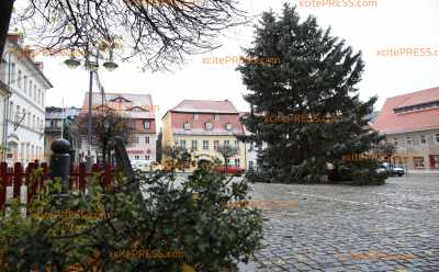 Mit schöner Weihnachtspracht nichts zu tun: Hat Pulsnitz den hässlichsten Weihnachtsbaum?!: Bürgermeisterin und Einwohner sehen die Sache positiv