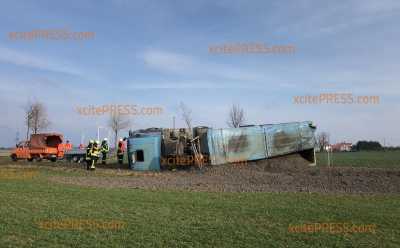 Trucker kippt mit Schotter-beladenen LKW um: Trucker verletzt: Offenbar führte ein Gegenlenken zu dem Crash