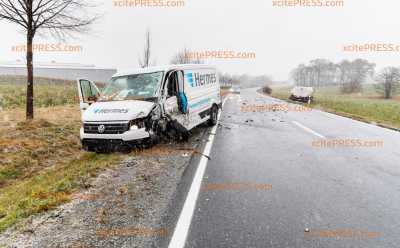 Unfallursache Schneeregen?! Transporter kracht gegen LKW: 2 Verletzte in Krankenhaus verbracht