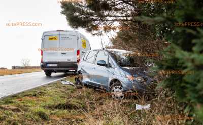 Vorfahrtsfehler führt zu Unfall zwischen Transporter und PKW: Auto landet in Hecke - zwei Personen verletzt