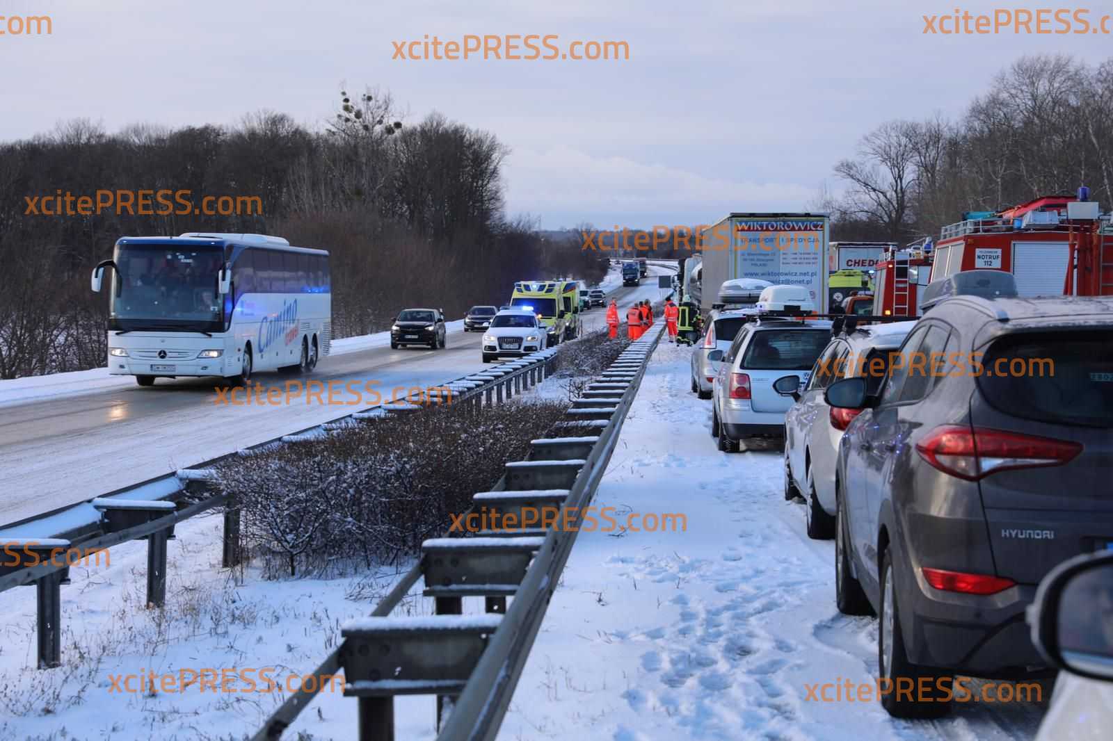 Glättechaos in Ostsachsen: Mehrere Fahrzeuge kollidieren auf Autobahn: Richtungsfahrbahn nach Dresden voll gesperrt