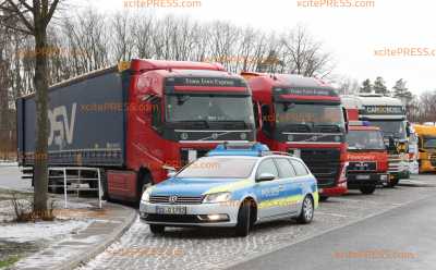 Tragische Entdeckung: Brummifahrer schon mehrere Tage tot seinem LKW gelegen: Kriminalpolizei ermittelt, Todesursache noch unbekannt