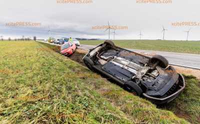 Auto landet nach Unfall auf dem Dach: Mindestens zwei Menschen werden dabei verletzt