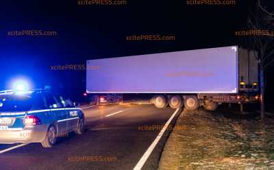 Technischer Defekt! LKW stellt sich plötzlich quer: Staatsstraße stundenlang voll gesperrt