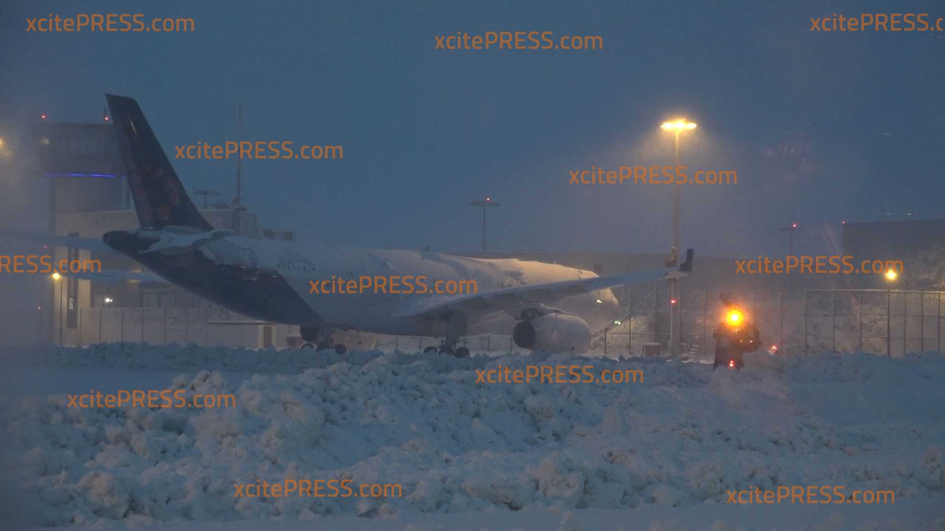 Nichts geht mehr am Dresdner Airport: Alle Flüge aufgrund des Schneechaos gecancelt : Unklar, wann der Flugverkehr wieder aufgenommen wird