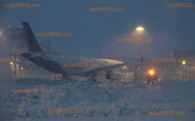 Nichts geht mehr am Dresdner Airport: Alle Flüge aufgrund des Schneechaos gecancelt : Unklar, wann der Flugverkehr wieder aufgenommen wird