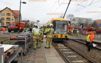 Kreuzungscrash mit Straßenbahn : PKW-Fahrerin stirbt noch an der Unfallstelle