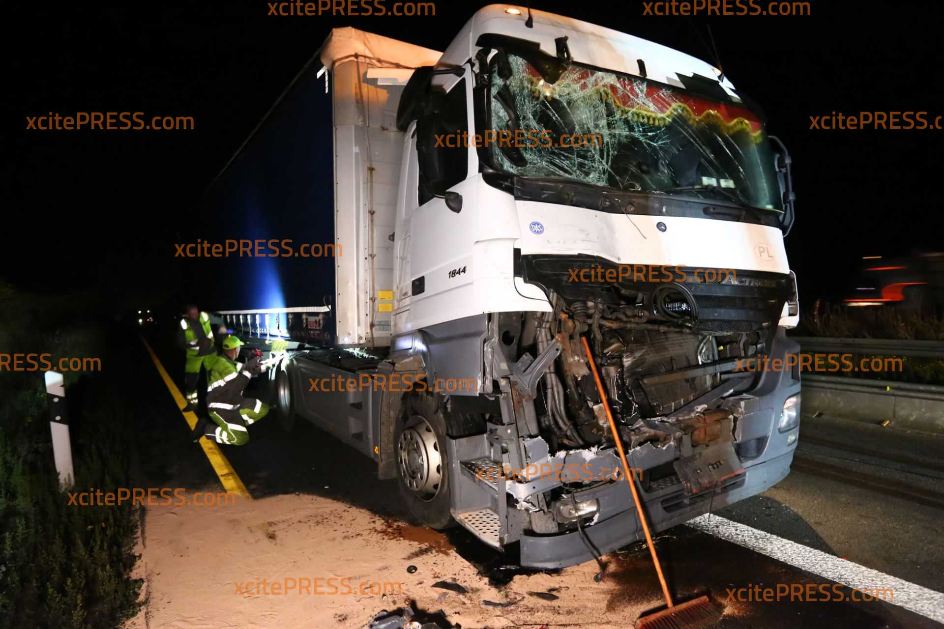 Schon wieder Brummi-Crash auf der Autobahn: Zum Glück ohne Verletzte - Megastau in Richtung Dresden