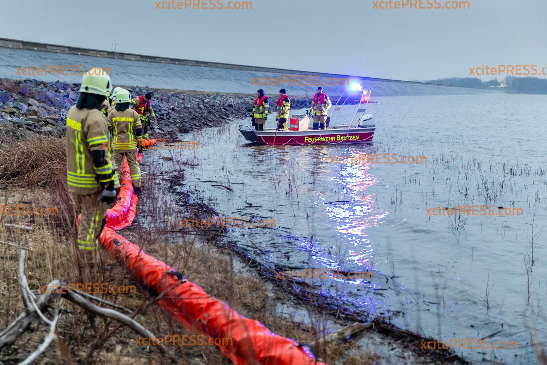 Große Menge an Heizöl ausgelaufen: Feuerwehr muss nahegelegenen Stausee schützen