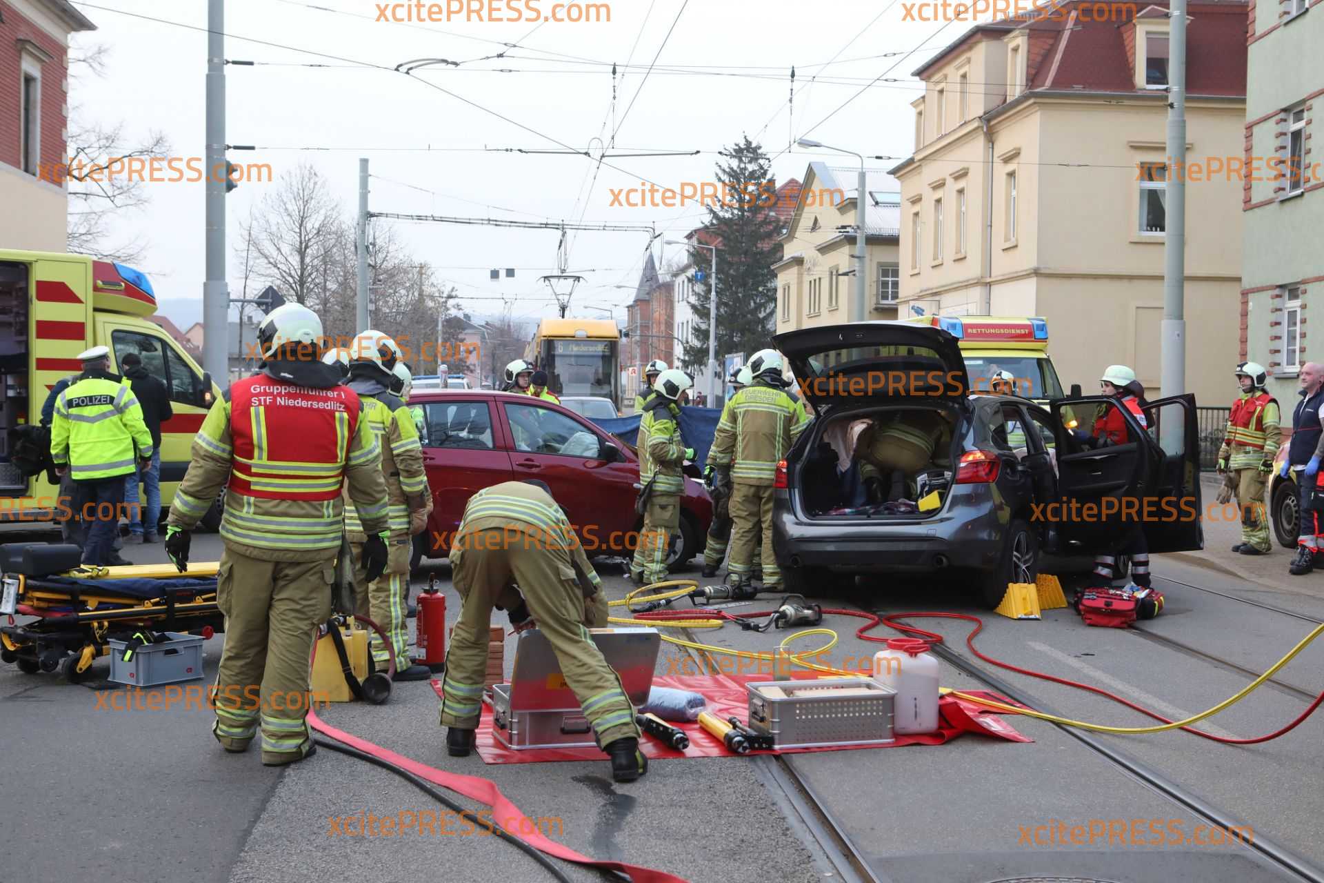 Drei  Verletzte nach Kreuzungscrash: Eine Person in PKW eingeklemmt