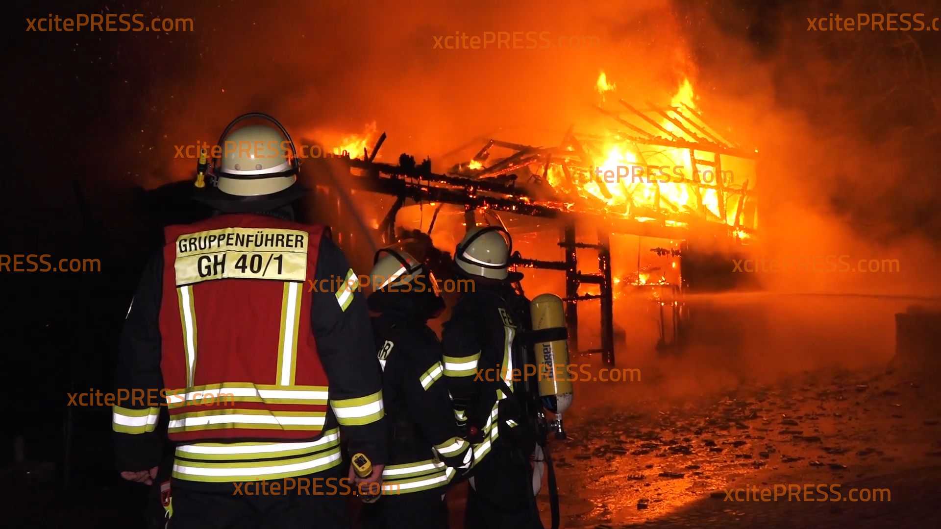 Mitten in der Nacht: Scheune geht in Flammen auf: Feuerwehr muss Bewohner aus Nachbarhaus retten