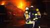 Mitten in der Nacht: Scheune geht in Flammen auf: Feuerwehr muss Bewohner aus Nachbarhaus retten