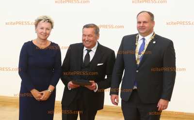 Ehrenmedaille für u.a. Roland Kaiser: Schlagerstar erhält Anerkennung u.a. für Zuschauerrekorde bei Konzerten am Elbufer