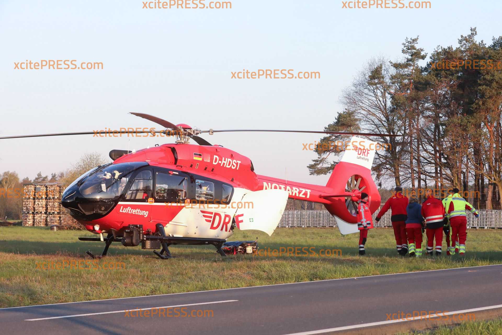 Renault macht den Abflug und überschlägt sich: Fahrer schwer verletzt mit Rettungshubschrauber in Krankenhaus gebracht