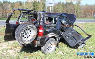 Osterausflug endet mit schwerem Crash: Fünf Verletzte, darunter zwei Kinder (5): Zwei Rettungshubschrauber und zahlreiche Rettungskräfte im Einsatz