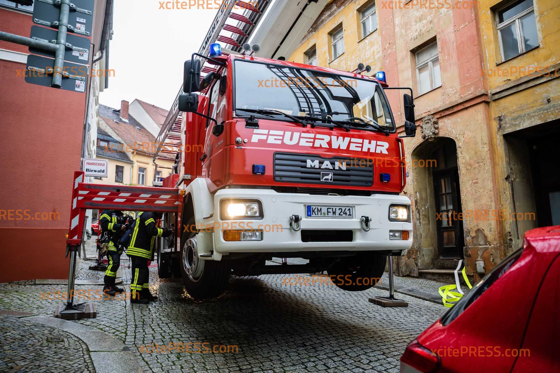 Feuerwehr wird zu Dachstuhlbrand gerufen und steht vor einem Rätsel: Verfallenes Haus steht seit Jahren leer - aber der Schornstein qualmt