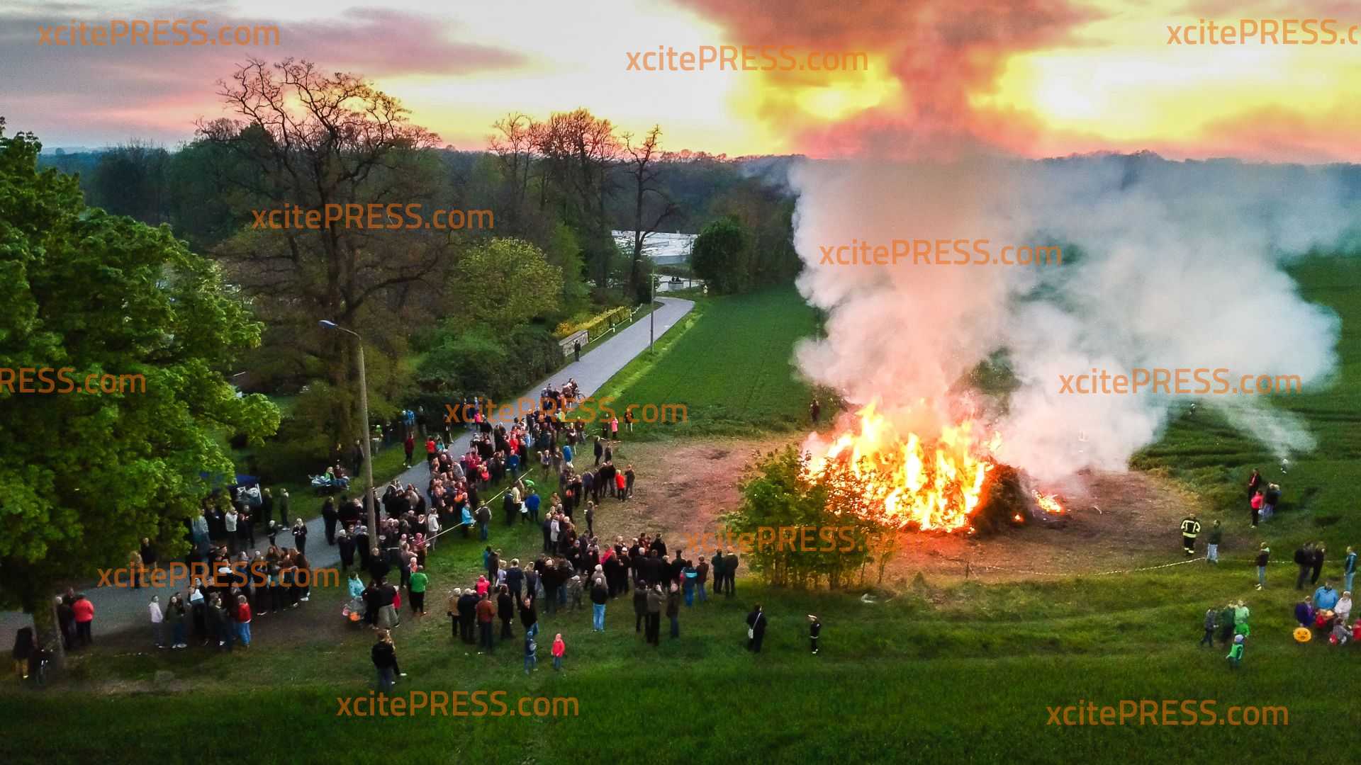 In Doberschau brannte wieder die Hexe: Feuerwehr will Verein gründen, um das Fest auch in Zukunft zu sichern