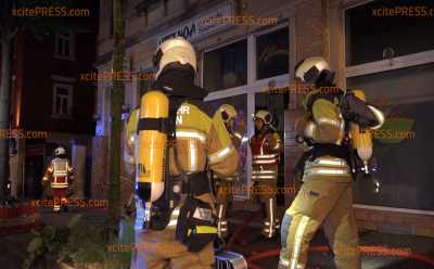 Brand in vietnamesischen Feinkost-Laden - Hausbewohner ins Krankenhaus: Glimpflicher Ausgang dank schnellen Einsatzes der Feuerwehr