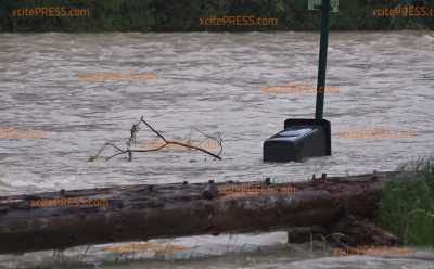 Hochwasserlage spitzt sich zu! Isar tritt in Bad Tölz über die Ufer: Mobile Hochwasserschutzwände bereits aufgestellt