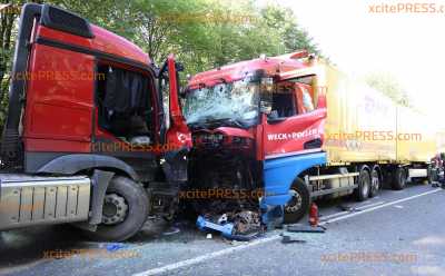 Tödlicher LKW-Frontalcrash auf B97 nach weiteren Unfällen mit PKWs: Ein Fahrer stirbt bei Crash, weiterer Fahrer schwer verletzt - Rettungshubschrauber im Einsatz
