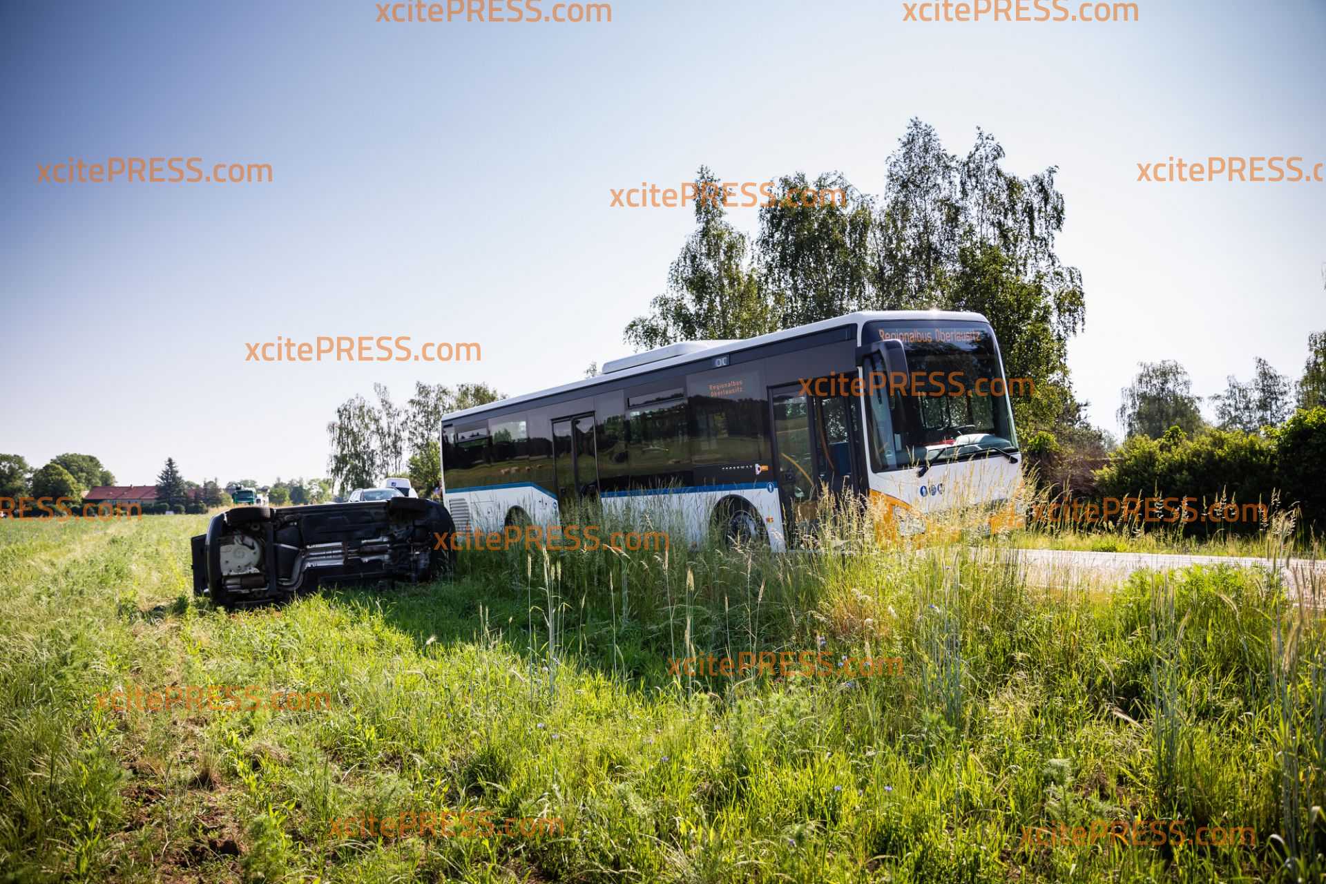 Missglückter Überholvorgang: PKW landet nach Kollision mit Bus auf Seite: Eine Person verletzt in Krankenhaus gebracht