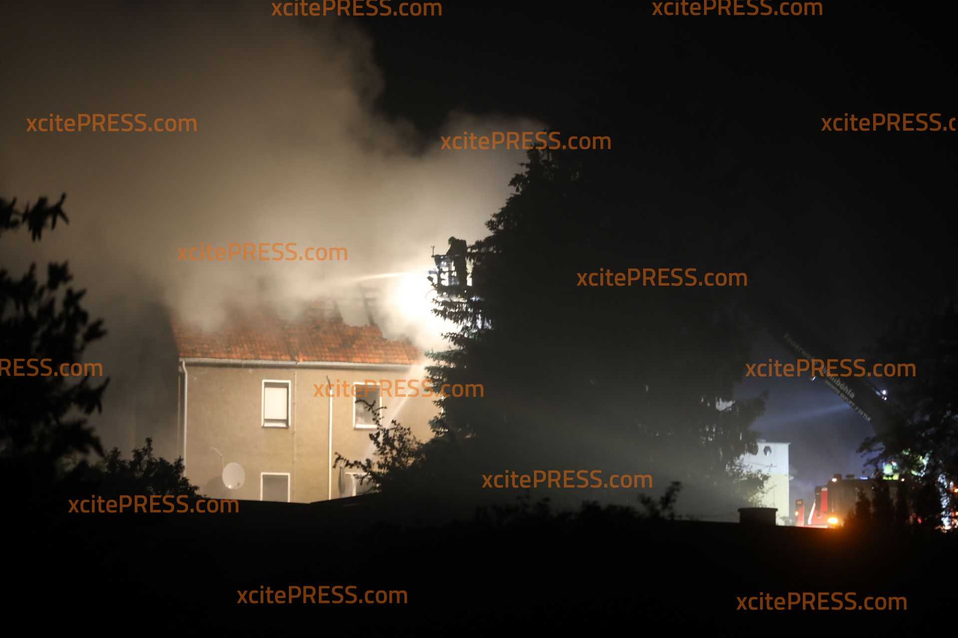 Bei Unwetter in Sachsen - Feuer in Wohnhaus nach Blitzeinschlag: Dachstuhl brennt völlig ab