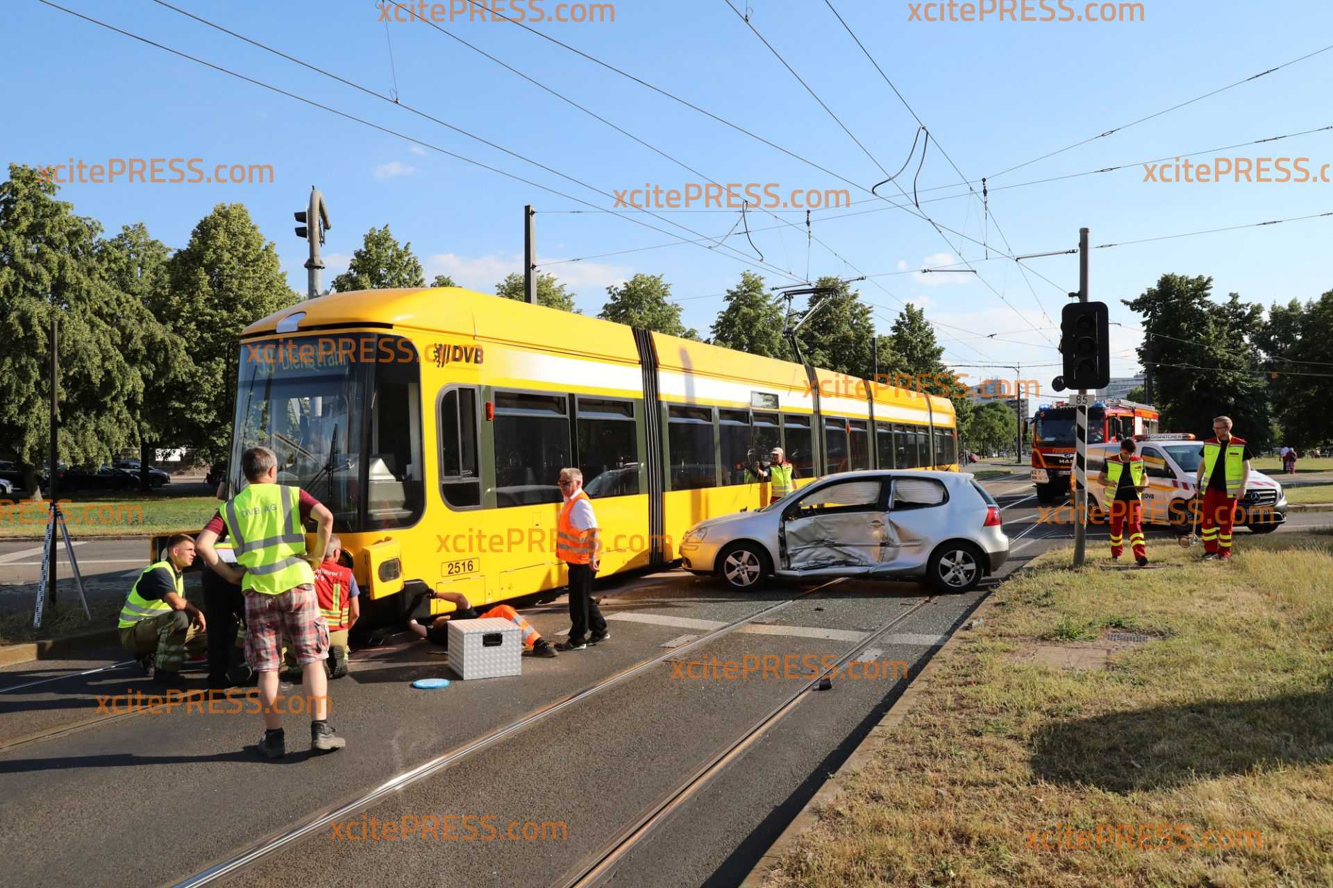 VW kracht in Straßenbahn: Fahrerin verletzt in Krankenhaus gebracht