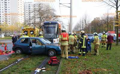 PKW übersieht Tram: Fahrerin (26) lebensgefährlich verletzt: Wagen mehrere Meter mitgeschleift - Tram mit Bremsassistent ausgestattet