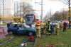 PKW übersieht Tram: Fahrerin (26) lebensgefährlich verletzt: Wagen mehrere Meter mitgeschleift - Tram mit Bremsassistent ausgestattet