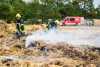 Erschwerte Löscharbeiten in Hermsdorf - Feuerwehr greift zu ungewöhnlichem Mittel: Mehr als 20 Tonnen Sand sollen die Flammen ersticken 