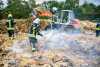 Erschwerte Löscharbeiten in Hermsdorf - Feuerwehr greift zu ungewöhnlichem Mittel: Mehr als 20 Tonnen Sand sollen die Flammen ersticken 