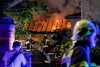 Großbrand bei Kamenz: Scheune steht in Flammen - Stallung brennt nieder: Angrenzendes Wohnhaus kann vor Feuer bewahrt werden