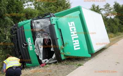 LKW-Fahrer verliert Kontrolle: Kippt in Böschung: Fahrer verletzt in Krankenhaus gebracht