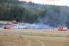 Schon wieder brennt ein Feld bei Bautzen: Feuerwehr verhindert Übergreifen auf Wald