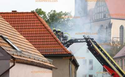 Großeinsatz für Feuerwehr: Einsturzgefahr nach Vollbrand eines leerstehenden Reihenhauses: THW im Einsatz - nahestehendes bewohntes Haus kann gerettet werden