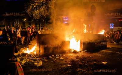 Vermummte Zündeln und bauen erneut Barrikaden auf - Keine Ruhe für katalanische Hauptstadt: Polizei scheint machtlos gegen Demonstranten, Feuerwehr bei Löscharbeiten attackiert, Gummigeschosse eingesetzt