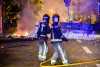 Vermummte Zündeln und bauen erneut Barrikaden auf - Keine Ruhe für katalanische Hauptstadt: Polizei scheint machtlos gegen Demonstranten, Feuerwehr bei Löscharbeiten attackiert, Gummigeschosse eingesetzt
