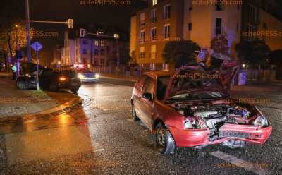 Zwei Verletzte nach Kreuzungscrash: Toyota und VW kollidieren offenbar nach Vorfahrtsfehler