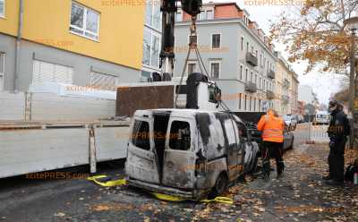 Nach Brandanschlag auf Hentschke-Fahrzeug: Kriminalpolizei vor Ort: Untersuchungen nach Feuer von mehreren Fahrzeugen