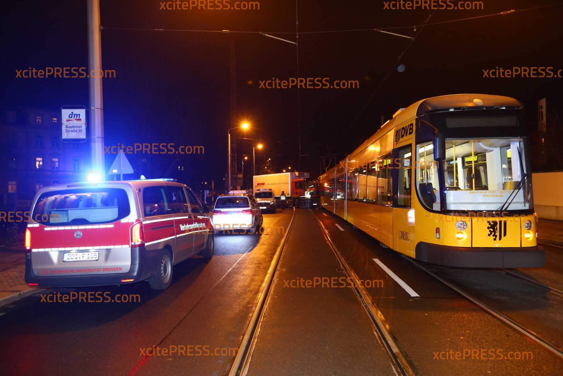 LKW kracht in Tram: Glücklicherweise nur eine Person verletzt: Führerhaus komplett demoliert - Mehr als 100.000 Euro Sachschaden