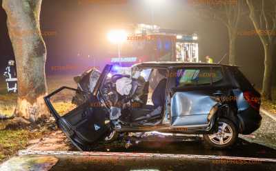 Tödlicher Unfall im Nebel: Skoda kracht gegen Baum, Fahrerin stirbt