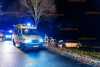 Auto kommt von Straße ab und kracht gegen Baum: Fahrer ist offenbar eingeschlafen
