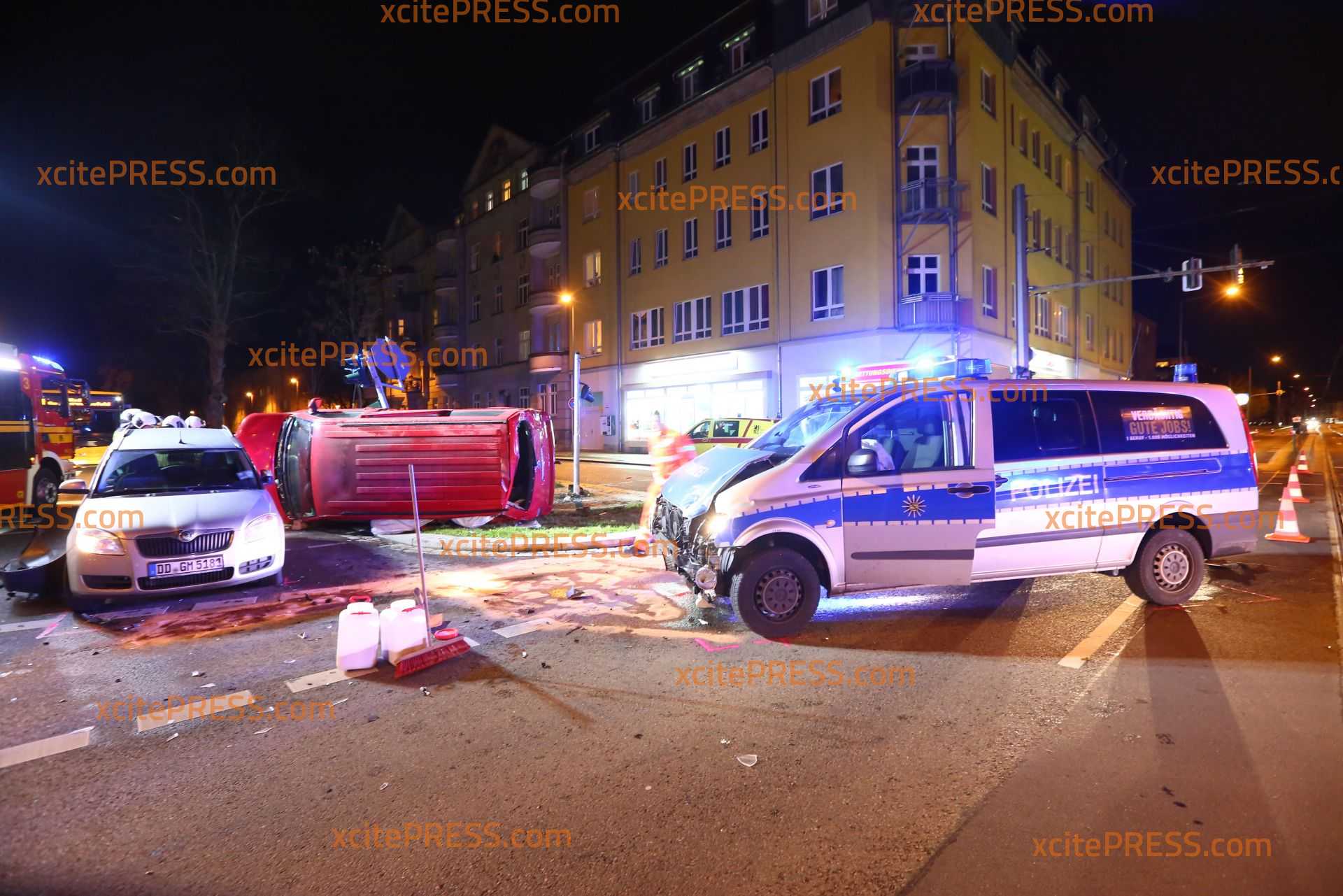 Auf Einsatzfahrt: Polizeifahrzeug kollidiert mit VW-Bus: Schuldfrage muss nun geprüft werden