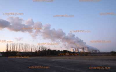 Braunkohlebefürworter demonstrieren gegen Ende Gelände-Aktivisten: Polizei weiterhin mit Großaufgebot vor Ort - Straßensperren - Demo in Weißwasser wurde verboten