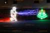 Kreative Weihnachtsdekoration aus Lichterschläuchen: Feuerwehrmann löscht brennenden Weihnachtsbaum