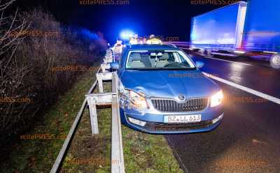 Auto kollidiert mit Leitplanke: Fahrer kommt ins Krankenhaus