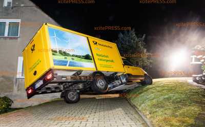 Postauto in Schräglage: Elektrofahrzeug droht umzukippen